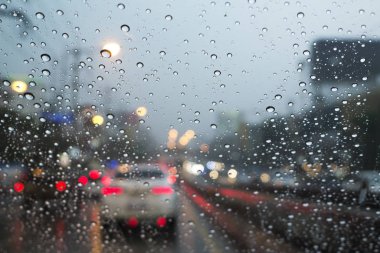 Yağmur damlaları ile araba camından yol görünümü