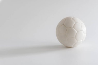 Beyaz arka plan üzerinde beyaz izole futbol topu