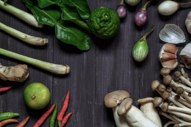 Üstten görünüm baharat, Tom Yum eski gri ahşap zemin üzerinde. Tay yemeği. Baharatlı baharatlı. Serbest metin alanı ile arka plan düzeni.