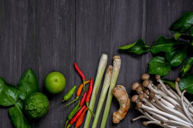 Üstten görünüm baharat, Tom Yum eski gri ahşap zemin üzerinde. Tay yemeği. Baharatlı baharatlı. Serbest metin alanı ile arka plan düzeni.