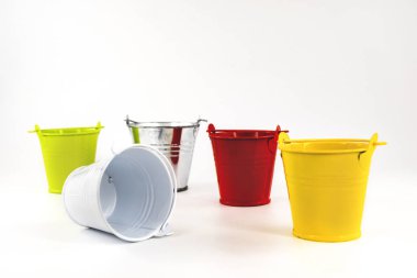 Beyaz bir arka plan üzerinde renkli küçük kova. Tablo dekorasyon öğe.