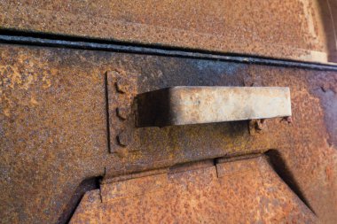 Barbekü ızgara kirli ve harap ve paslı. Kömür ızgara