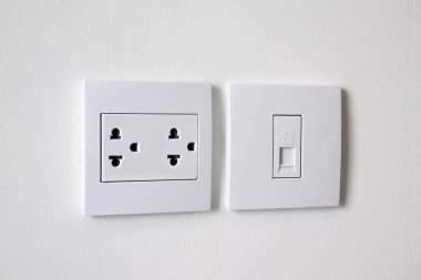 Duvardaki elektrik soketi