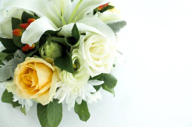 Beyaz arka planda bir buket çiçek