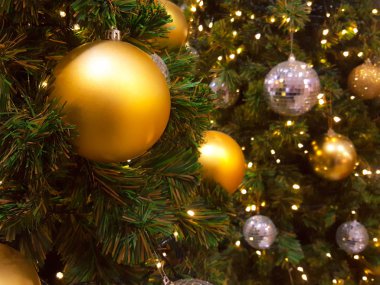 Soyut üzerinde asılı Noel topu arka plan ışıklar