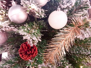 Soyut üzerinde asılı Noel topu arka plan ışıklar