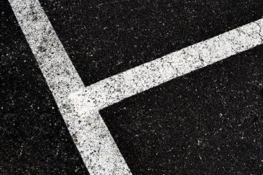 Gri beyaz çizgi açısı yolda ve küçük bir kaya, yüksek açı görünümü kirli beyaz yüzeyi satırında kırsalında, eski Asfalt ile ana sayfa görünümü