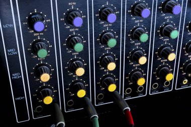 Sahne Alanı'nda konsol karıştırma ses closeup. Ses amplifikatör konsol