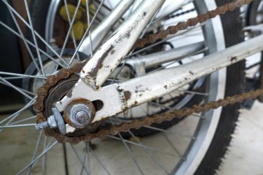 Paslı bisiklet arka tekerlek kapandı, dişli ve zincir içerir