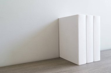 Ahşap doku arka plan boş bağlama yığını. Kitap raf boş dikenleri.