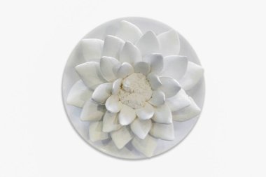 Yapay lotus beyaz arka plan izole.