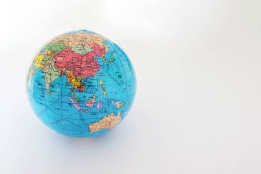 Beyaz bir arka plan üzerinde izole bir küçük plastik dünya. Eğitici oyuncak