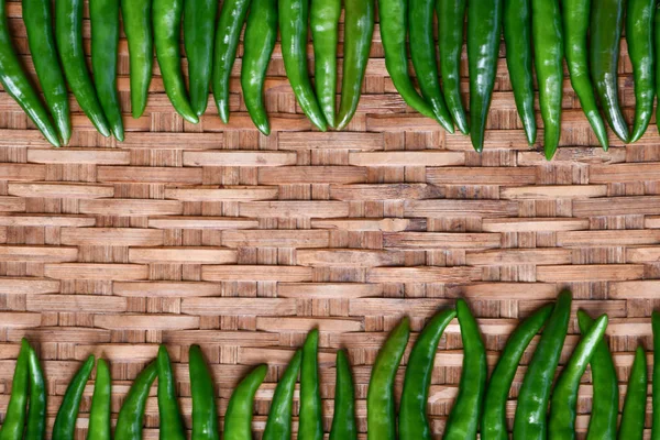 Verse Groene Peper Plakken Bamboe Achtergrond Ruimte Links Tekst Wilt — Stockfoto