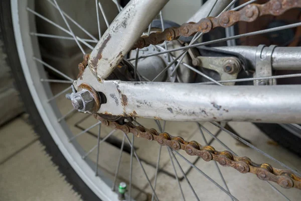 Geschlossen Von Rostigem Fahrrad Hinterrad Inklusive Zahnrad Und Kette — Stockfoto