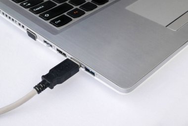 İçine defter Usb kablosunun takılı.