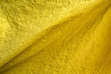 Kumaş dokusuna sarıdır. Arka plan