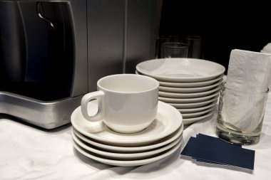 Kahve makinesi arka plan beyaz Kupası ve alan ile.