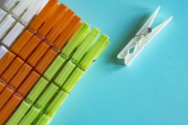 Renkli clothespins elbise mavi ahşap zemin, en iyi görünüm için. seçici odak