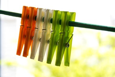 Zemin üzerinde renkli bez toka doğaldır.