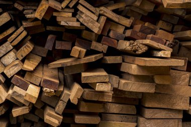 Endüstriyel ahşap inşaat için. Eski ahşap resmi çevirmek için kullanılır. doğal kahverengi düzensiz kaba ahşap Komiteler yaktı yığını Kazıklı.