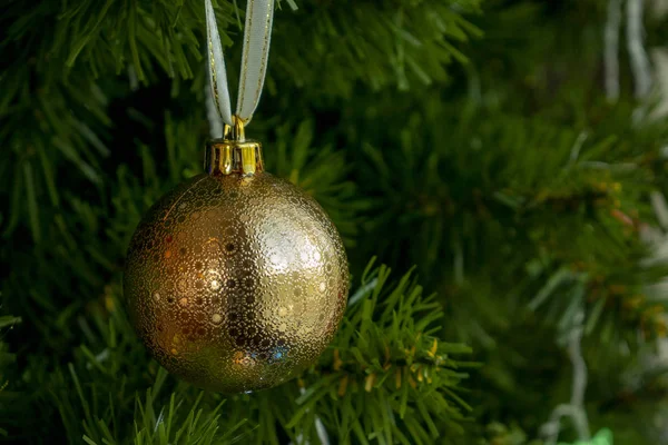 美しいゴールデン クリスマス ボール クリスマス ツリーに掛かっています 選択と集中 新しい年 コピー スペース — ストック写真