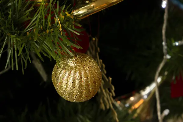Piękne Złote Boże Narodzenie Ball Wiszące Choince Selektywny Fokus Nowy — Zdjęcie stockowe