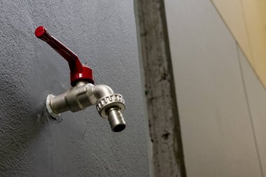 Duvardaki banyo koyu gri su Bataryası dokunun kırmızı renkte. ve su kavramı kaydetmek duvardaki yansıtır.