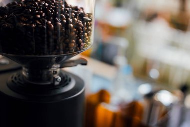 Siyah kahve çekirdeği içinde kahve değirmeni makine kahve dükkanı veya spor kulübü veya office içinde.