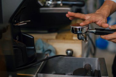 Sabah kahvesi, profesyonel barista kahve espresso sıcak içecek yapmak için portafilter taşlama. Odak seçim