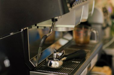 Kahve, taze kahve makinesi dışarı Kupası ölçü. Odak seçim