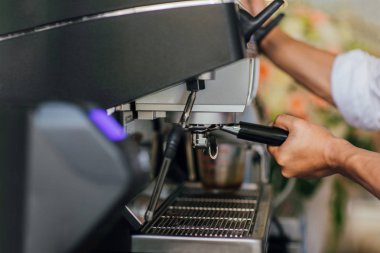 Sabah kahvesi, profesyonel barista kahve espresso sıcak içecek yapmak için portafilter taşlama. Odak seçim