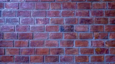 Kırmızı tuğla duvar su damlaları ile