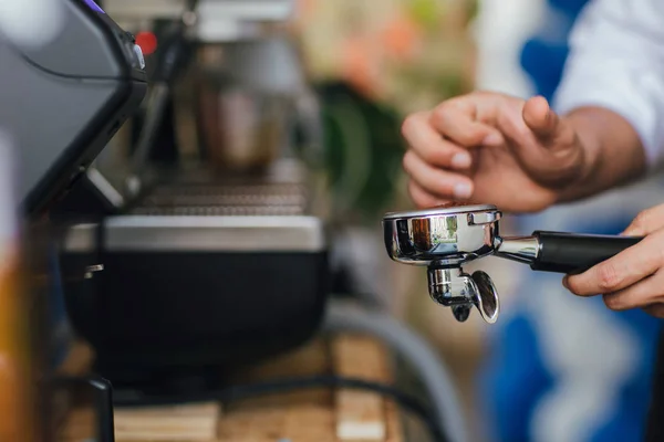 Café de la mañana, barista profesional moliendo café en portaf — Foto de Stock