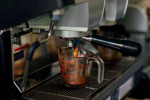 Hacer café en la máquina de café profesional. Selección de enfoque — Foto de Stock