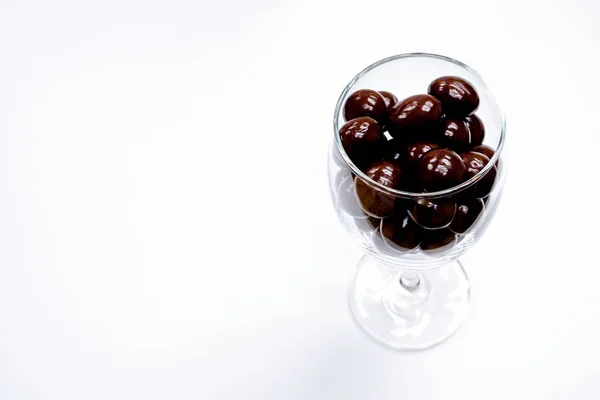 Свитки Покрытые Шоколадом Прозрачной Стеклянной Чашке Красочные Конфеты Вид Сзади — стоковое фото