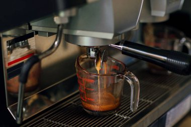 Kahve makinesi kafe vintage renk tonu ile kahve yapmak. Focu