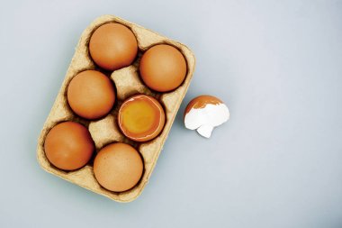 Açık gri arka planda yumurta sarısı ve yumurta sarısı. 