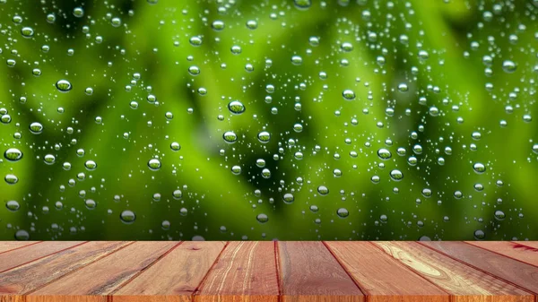 Die kleinen Regentropfen auf dem Fensterglas in der Regenzeit inte — Stockfoto