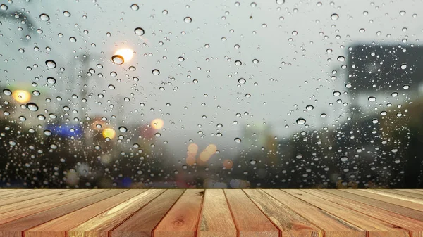 Las pequeñas gotas de lluvia en el cristal de la ventana en la temporada de lluvias inte —  Fotos de Stock