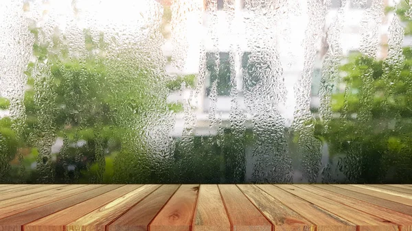 Yağmur mevsiminde pencere camÜzerinde küçük yağmur damlaları inte — Stok fotoğraf