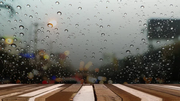 As pequenas gotas de chuva no vidro da janela na estação chuvosa inte — Fotografia de Stock