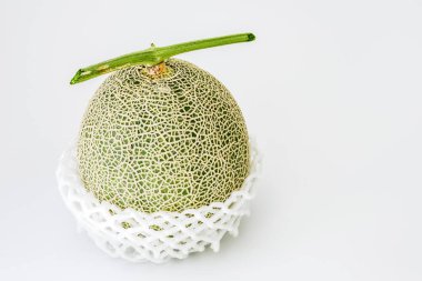 Ulaşım veya satış beyaz arka plan üzerinde izole şok geçirmez için köpük örgü kavun veya Kavun meyve. tatlı meyve.