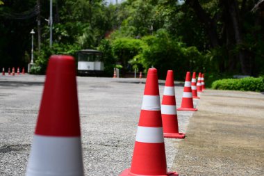 Turuncu trafik konisi güvenliği sağlamak için sürüş veya arazi trafiği tehlikelerini korumak için yerleştirilir.