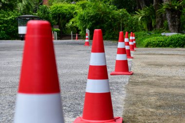 Turuncu trafik konileri sürüş tehlikelerini korumak için yerleştirilmiştir