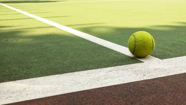 Bola Tenis Amarillo Golpeando Margen Una Cancha Tenis Artificial Verde — Foto de Stock