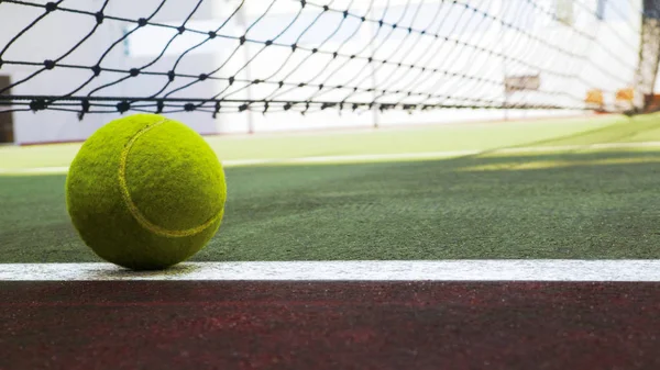 Pista de tenis con pelota de tenis de cerca, fondo deportivo — Foto de Stock