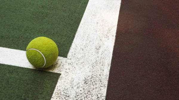 Bola de tenis amarilla golpeando al margen en un verde y naranja — Foto de Stock