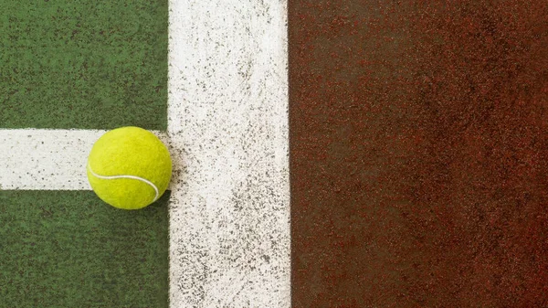Bola de tenis amarilla golpeando al margen en un verde y naranja — Foto de Stock