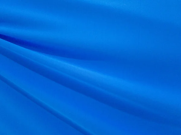 テクスチャ背景テンプレート シルクカラーライトブルーの背景は光沢のあるライトブルーの波です — ストック写真