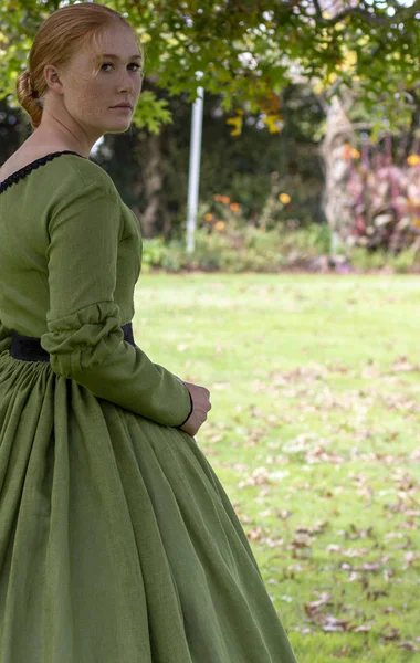 Victoriaanse Vrouw Groene Jurk — Stockfoto